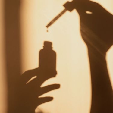Botanical scalp treatment oil used to nourish and rebalance the scalp environment.